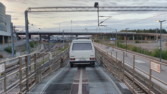 unser jogi auf dem autozug in pasila