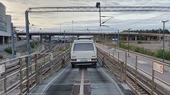 unser jogi auf dem autozug in pasila