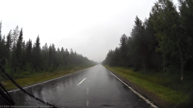 heftiger regenschauer waehrend der fahrt ueber die strasse 78