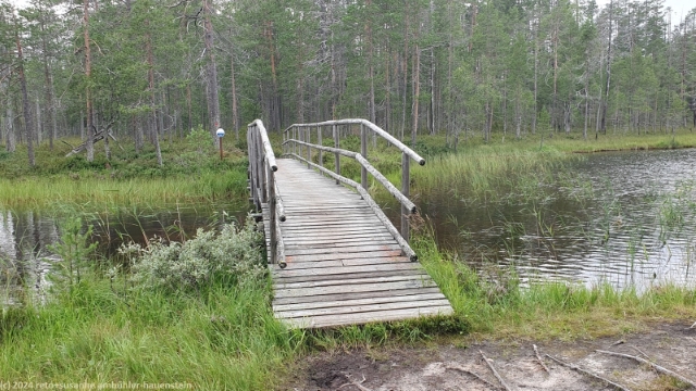bruecke ueber die verbindung zwischen dem lipposenlampi und dem lounaja im hossa nationalpark