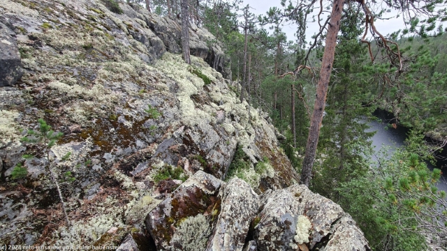 mit flechten bewachsene felsen ueber dem julma-oelkky im hossa nationalpark