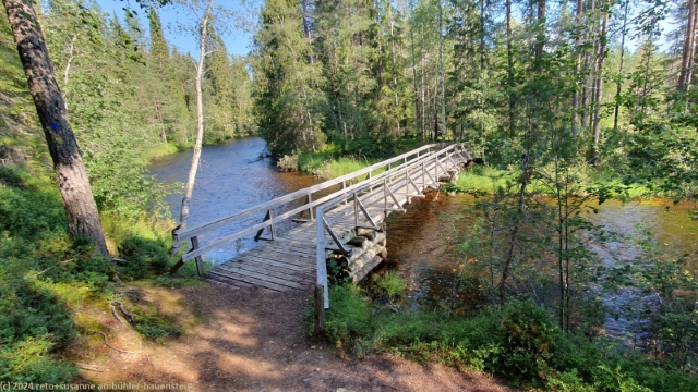 bruecke im verlauf des hakokosken hujaus ?ber die verbindung zwischen dem syvae-hoilua und dem huosiusjaervi im hossa nationalpark