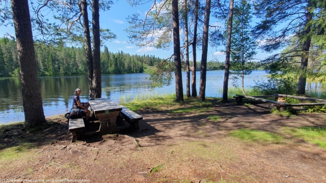 rastplatz mit feuerstelle bei der schutzhuette laukkujaervi am nordwestlichsten punkt des laukkujaerven lenkki im hossa nationalpark