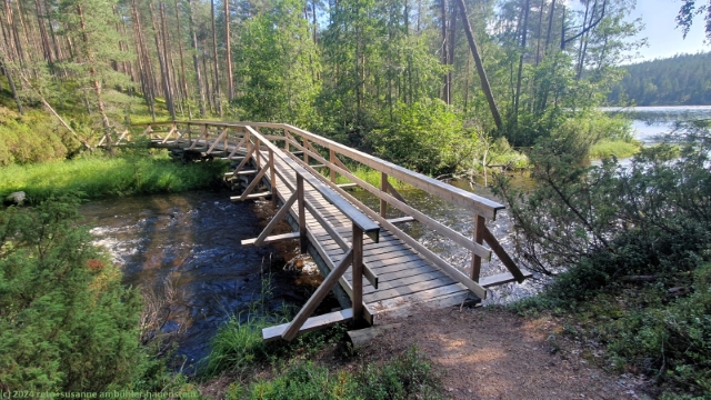 bruecke ueber den suottavirta im verlauf des laukkujaerven lenkki im hossa nationalpark
