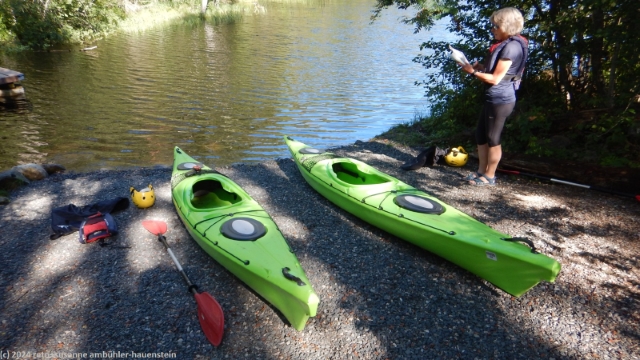unsere beiden kajaks am ufer des julma-oelkky im hossa nationalpark