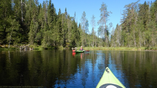 reto im kajak beim noerdlichen ende des julma-oelkky im hossa nationalpark
