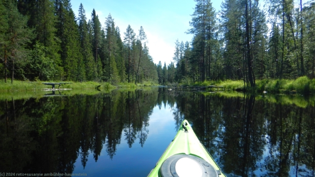 im kajak unterwegs auf dem spiegelglatten somerjoki im hossa nationalpark