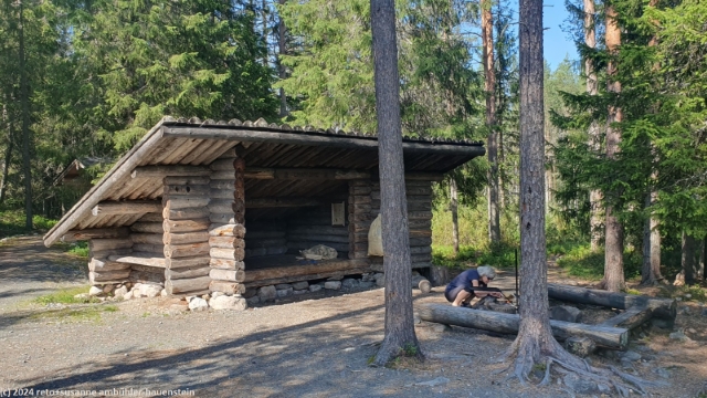 schutzhuette lihapyoerre am ufer des gleichnamigen flusses im hossa nationalpark