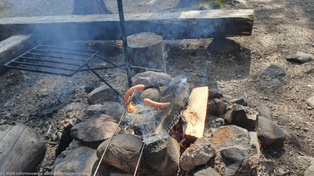 feuerstelle bei der schutzhuette lihapyoerre am ufer des gleichnamigen flusses im hossa nationalpark