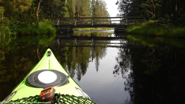 niedrige bruecke ueber die verbindung zwischen dem laukkujaervi und dem talasjaervi im hossa nationalpark