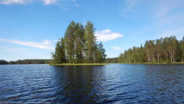 im kajak ueber den talasjaervi im hossa nationalpark