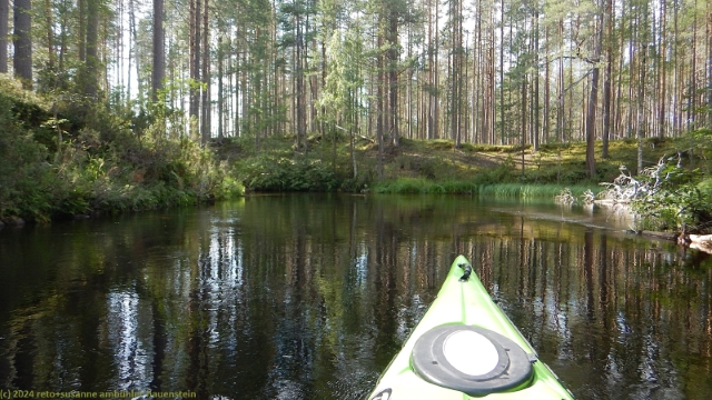 im kajak durch die schmale verbindung suottavirta im hossa nationalpark