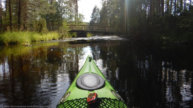 niedrige bruecke ueber die schmale verbindung suottavirta im hossa nationalpark