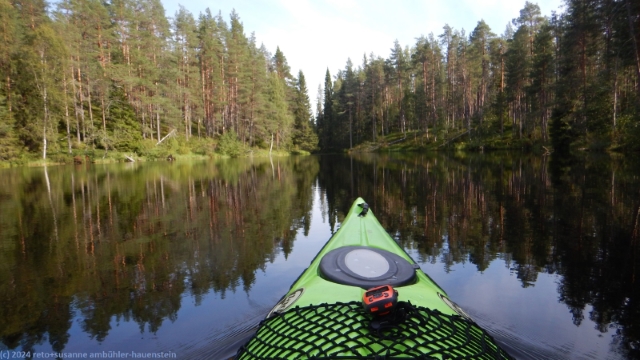 im kajak unterwegs auf dem saari-hoilua im hossa nationalpark