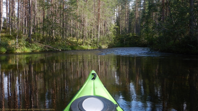 im kajak unterwegs auf dem torkonluikea im hossa nationalpark