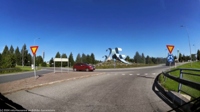 kreisel im verlauf der strasse 5 bei kuusamo