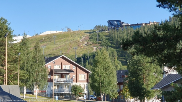 schneedepot auf den skipisten in levi