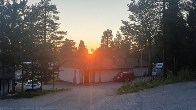 sonnenuntergang um 22:16 uhr ueber den levilehto appartements bei levi