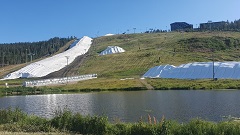 schneedepot auf der skipiste bei levi