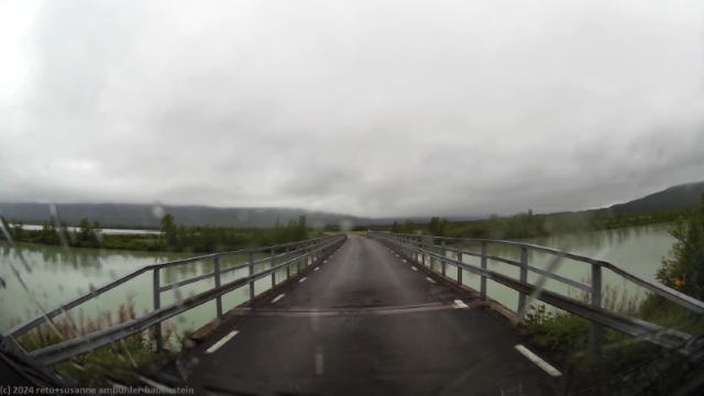bruecke ueber den visttasjohka im verlauf der strasse 870