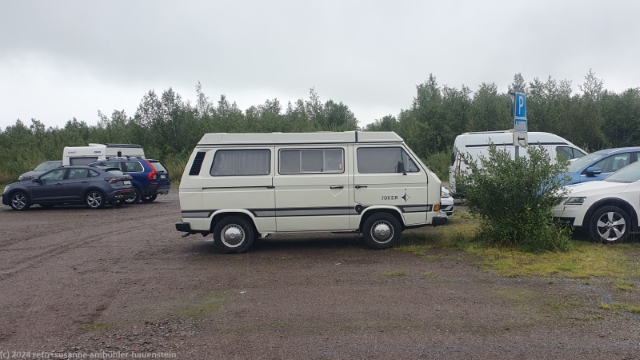 unser jogi auf dem parkplatz in nikkaluokta