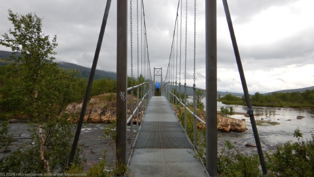 haengebruecke ueber den kamajakka auf dem weg zu den abiskojaurestugorna