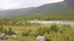 blick vom kungsleden ueber den abiskojaure auf die abiskojaurestugorna