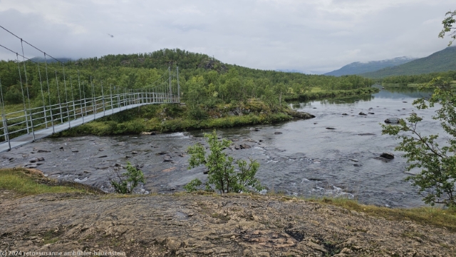 haengebruecke ueber den kamajakka auf dem weg zum kungsleden