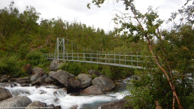 haengebruecke ueber den siellajohka im verlauf des kungsleden