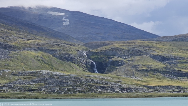 blick vom kungsleden ueber den alisjavri auf einen wasserfall