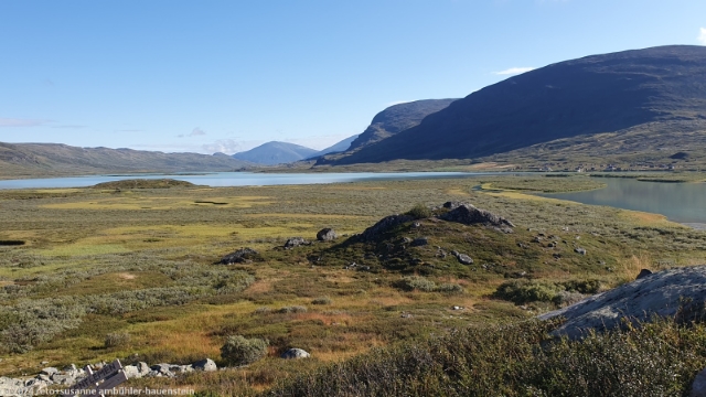 blick von den alesjaurestugorna auf den alisjavri und die gleichnamige samensiedlung
