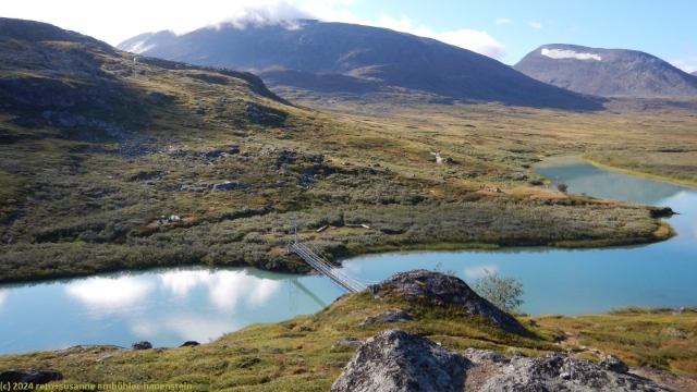 blick von den alesjaurestugorna auf die haengebruecke ueber den aliseatnu