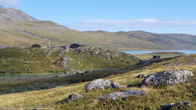 blick zurueck vom kungsleden auf die haengebruecke ueber den aliseatnu und die alesjaurestugorna 