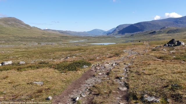 blick vom kungsleden zurueck richtung alesjaurestugorna