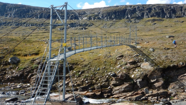 haengebruecke ueber den ceavccanjira im verlauf des zugangs vom kungsleden zur tjaektjastugan