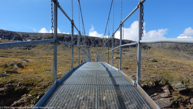 haengebruecke ueber den ceavccanjira im verlauf des zugangs vom kungsleden zur tjaektjastugan