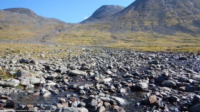 kungsleden durch zufluss des tjaektjatjakka mit tjaektjapass im hintergrund