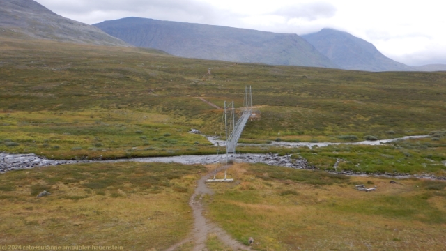 haengebruecke ueber den gaskkasjohka im verlauf des kungsleden