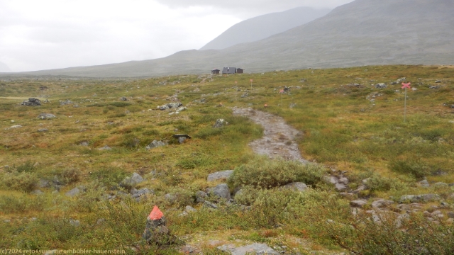 blick zurueck vom kungsleden auf die schutzhuette kuoperjakka