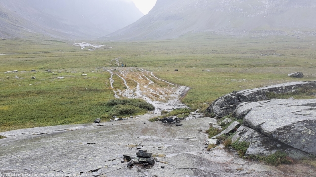 wanderweg durch sumpfiges gelaende um den siellajohka