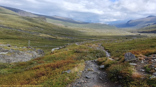haengebruecke ueber den kittelbaecken im verlauf des wanderweges zur kebnekaise fjaellstation