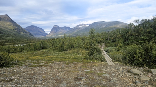 blick ins tal des laddjujohka mit dem markanten tolpagorni