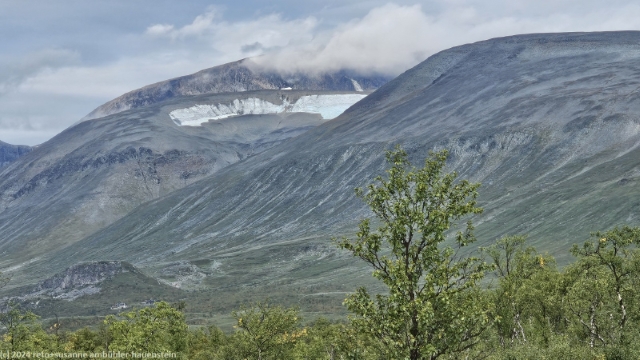 kebnekaise fjaellstation mit wolkenumhuelltem nordtoppen