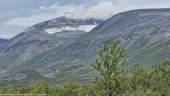 kebnekaise fjaellstation mit wolkenumhuelltem nordtoppen