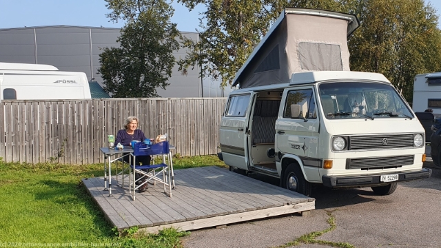 fruehstueck neben unserem jogi auf dem camp ripan in kiruna
