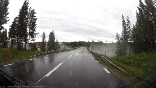 gischt stiebt ueber den damm im stora luleaelven im verlauf der E45