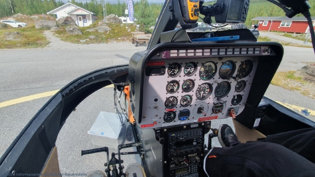 konsole des Bell 206L-4 Long Ranger IV kurz vor dem start vom heliport kvikkjokk