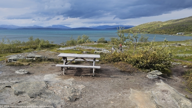 picknickplatz bei den staloluokta fjaellstugorna mit blick auf den virihaure