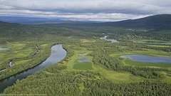 blick aus dem helikopter auf den saggat und den wasserfall des kamajakka
