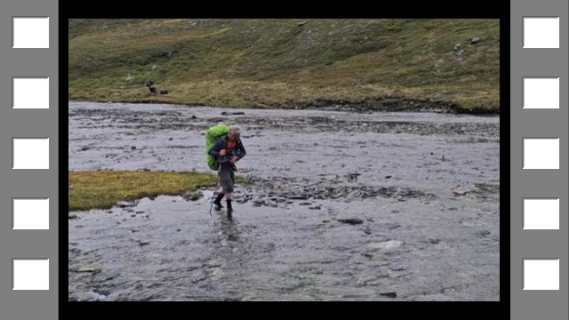 reto durchquert mit trockensocken den tsiekkimj?vrre im verlauf des padjelantaleden bei duottar (film)